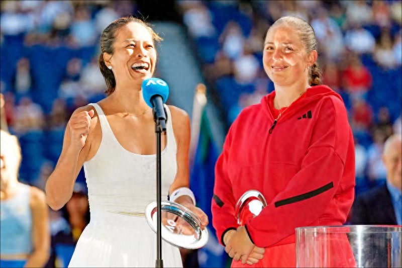 Xie Shuwei lost the Australian Open women's doubles title, and said with a smile after the match: I hope to get a bigger trophy next time