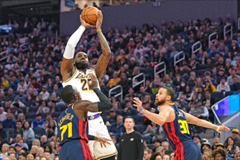 James is still young, soaring 25 points and 12 assists, leading the Lakers to two consecutive wins against the Warriors this season